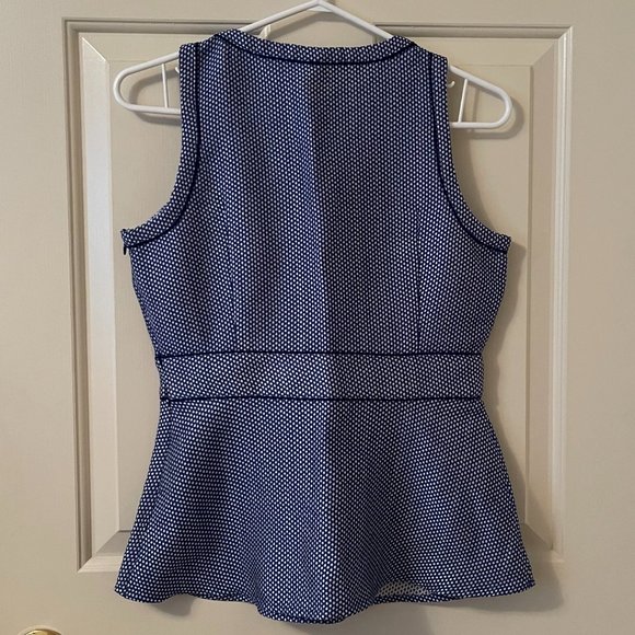 Like New BANANA REPUBLIC Patterned Top Size 6 Petite - Picture 4 of 5